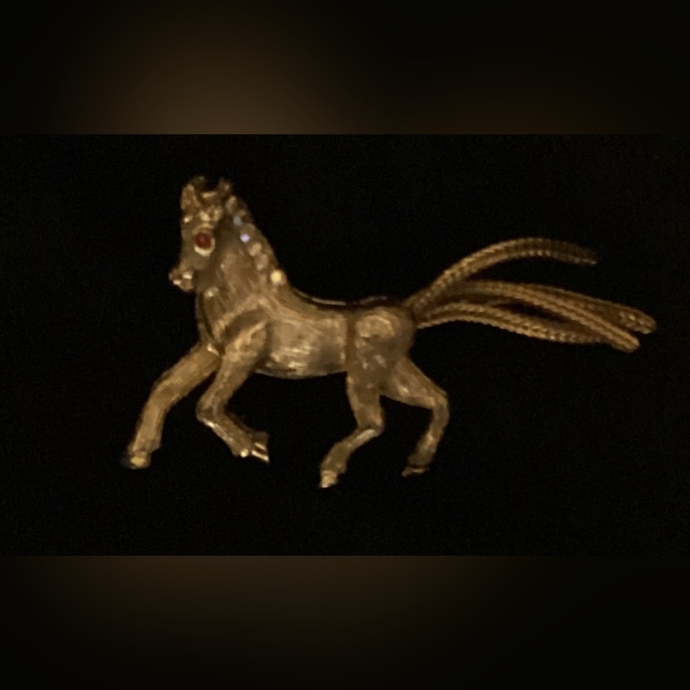 Fashion brooch gold plated horse
